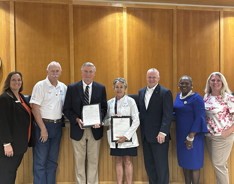 L-R: Pictured with William Garst and Leslie Brown are Commissioner Jennifer Ringerson, Mayor Gib Coerper, Vice Mayor Ed Potts, Commissioner Shirley Green Brown, and Commissioner Dayna (Miller) Williams.
