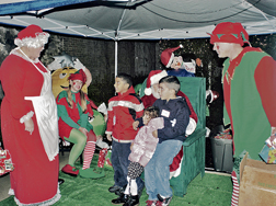 Q_-_TreeLightingSantFilePhotoaDSC_0049_2010
